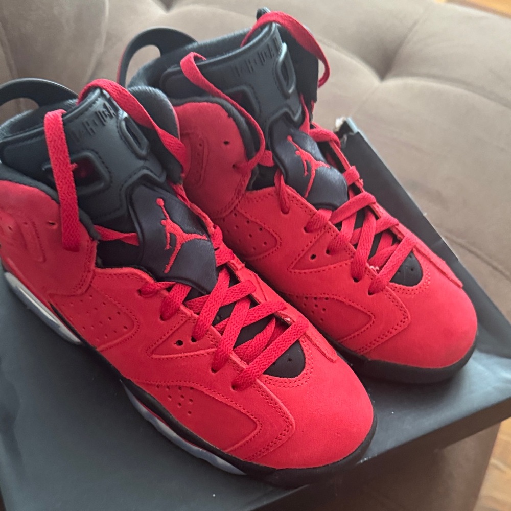 Jordan Air Retro 6 in Varsity Red and Black